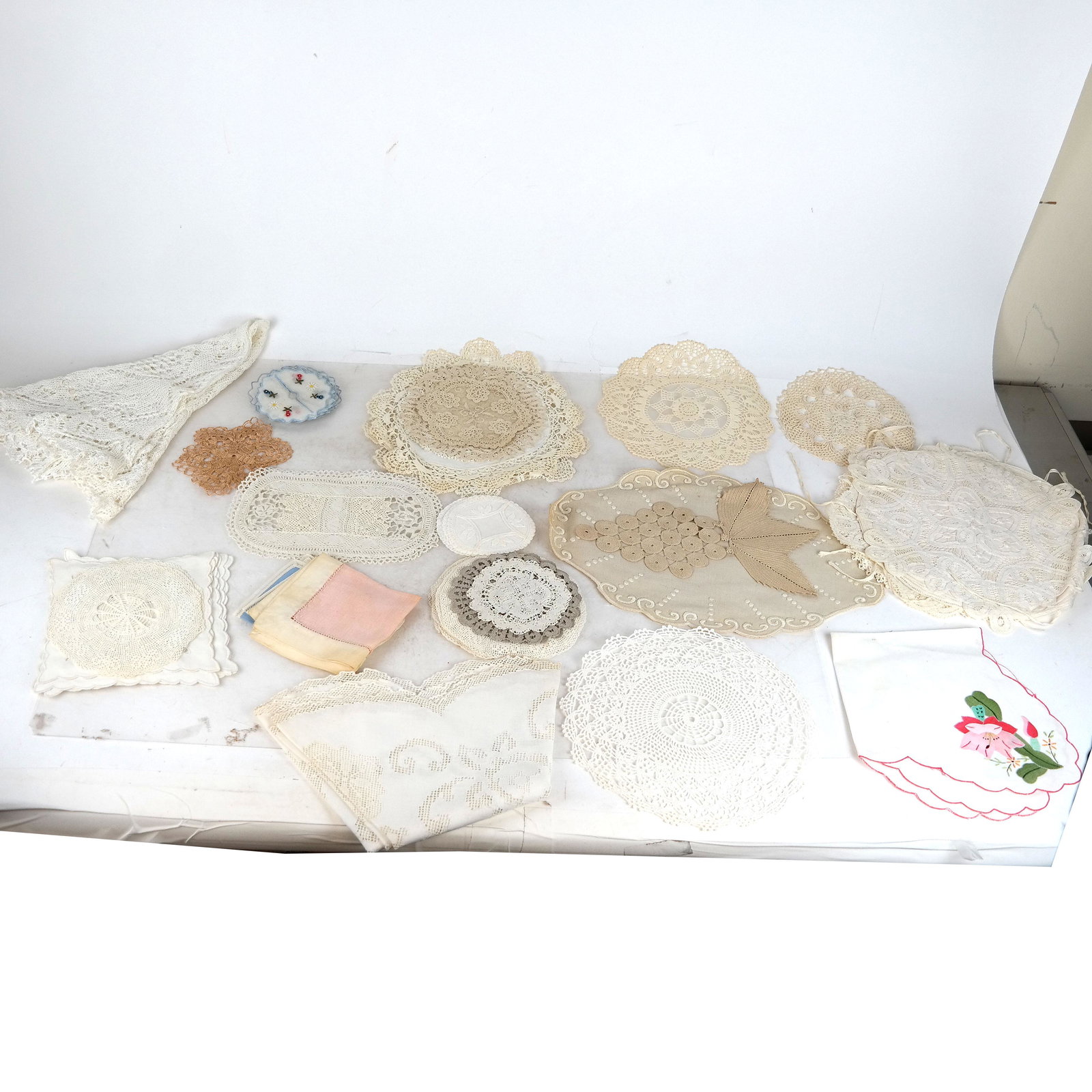Lot of Assorted Table Laces: Lot of assorted mats, napkins and doilies.