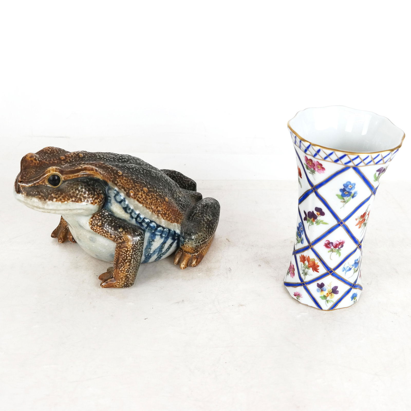 Porcelain Elios Vase and Frog (1 of 8)
