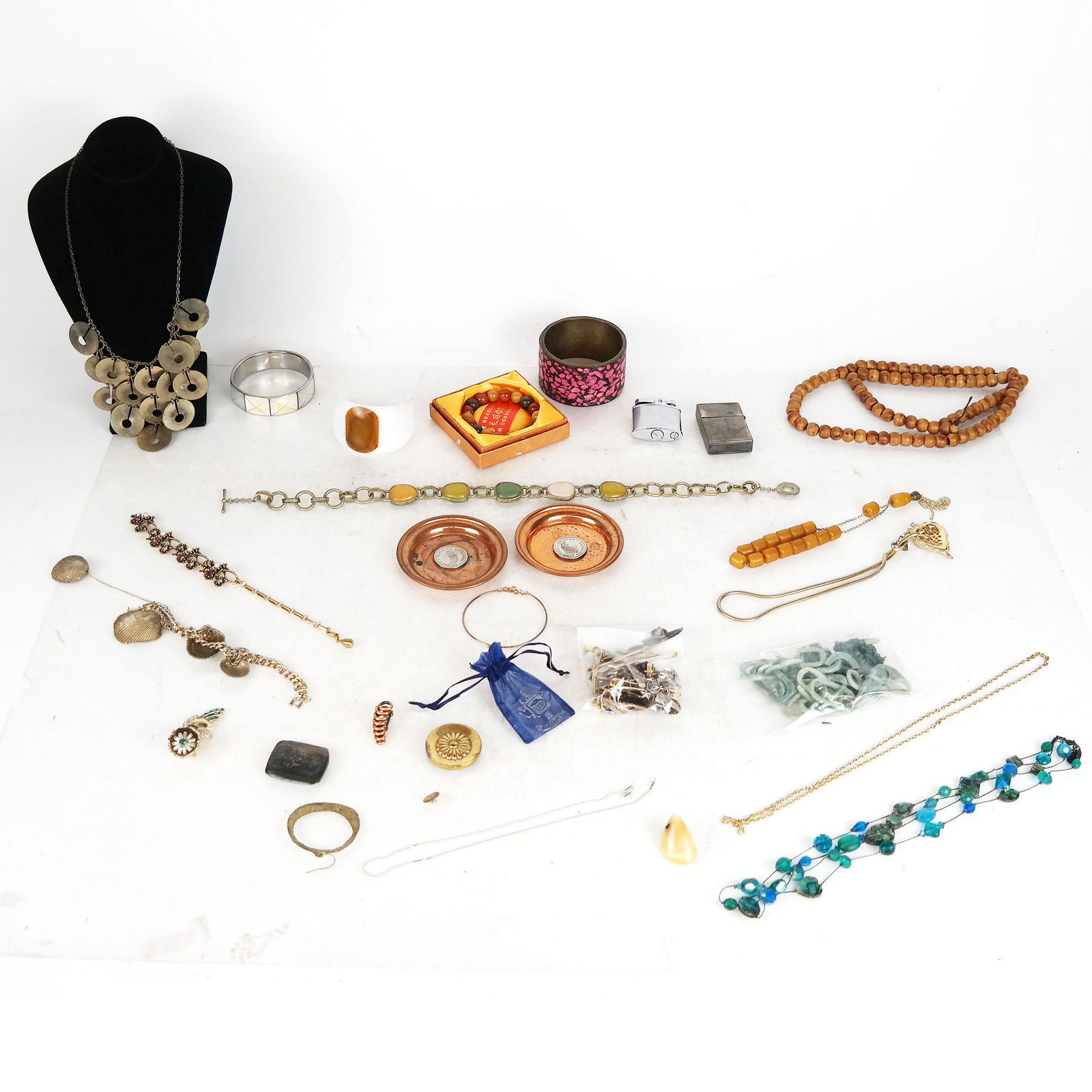 Large Lot of Costume Jewelry: Large lot of costume jewelry includes bangles, necklace, and others.