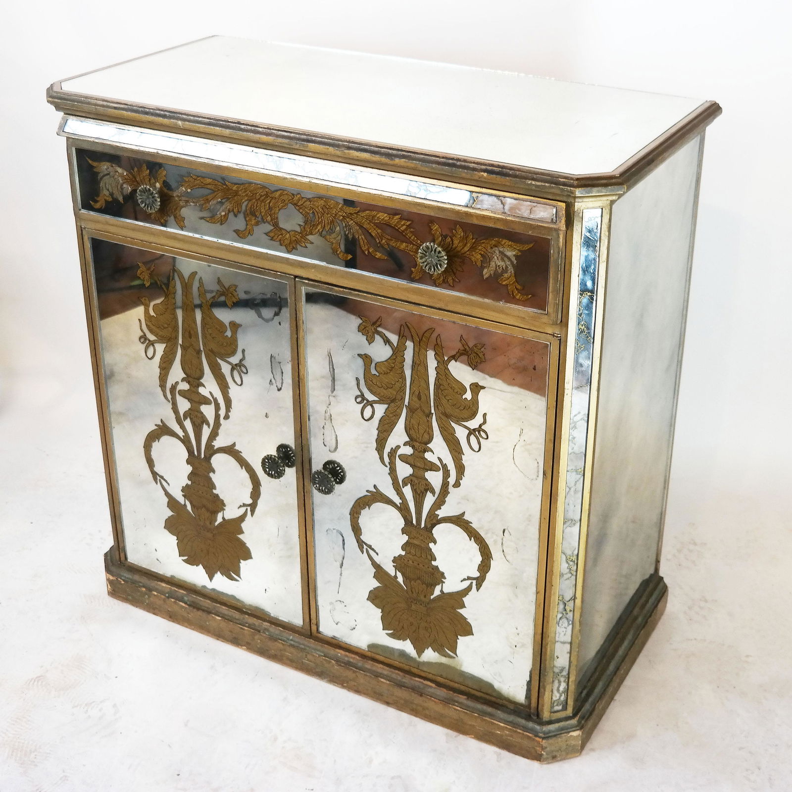 Neoclassical-Style Verre Eglomise Cabinet (1 of 11)