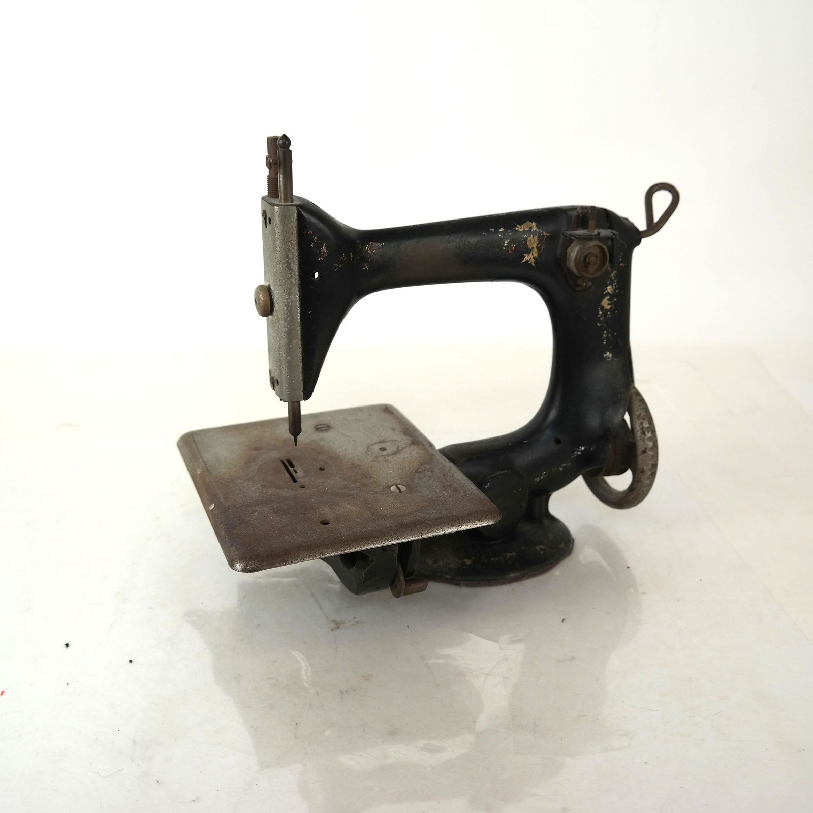 Vintage Decorated Mini Sewing Machine (1 of 9)