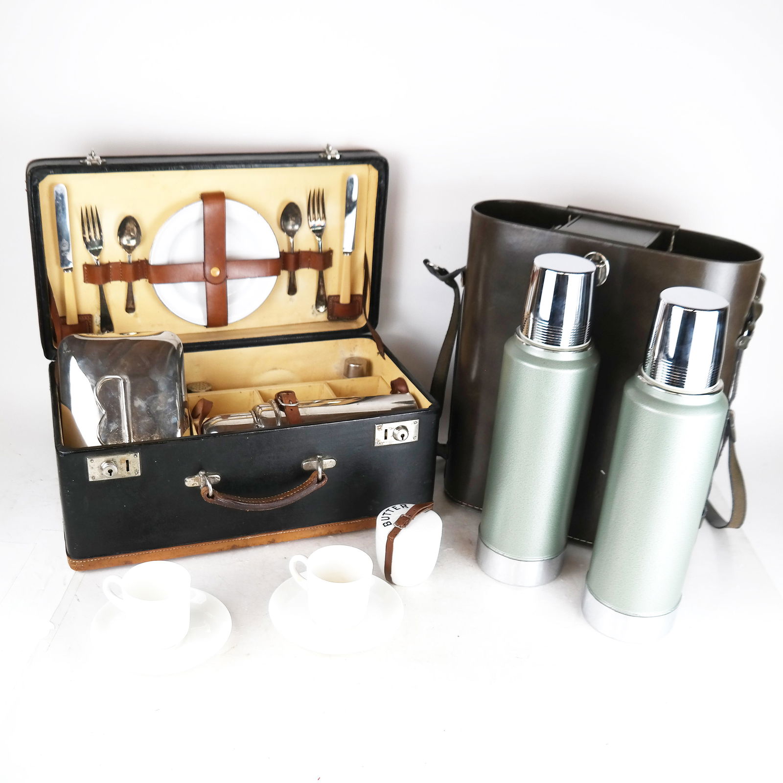 English Picnic Set in Case (1 of 20)