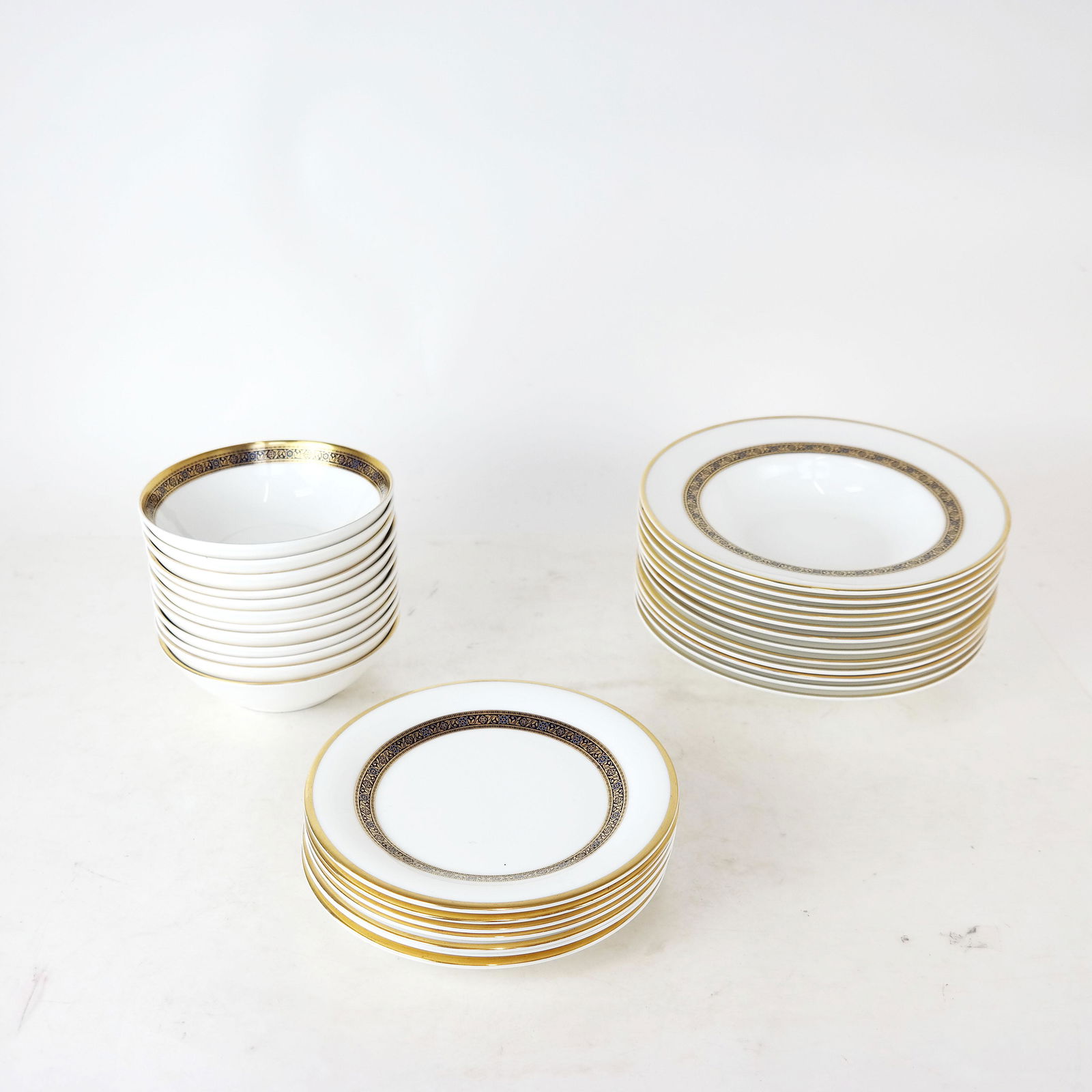 31 Pcs Royal Doulton Harlow Dinnerware (1 of 11)