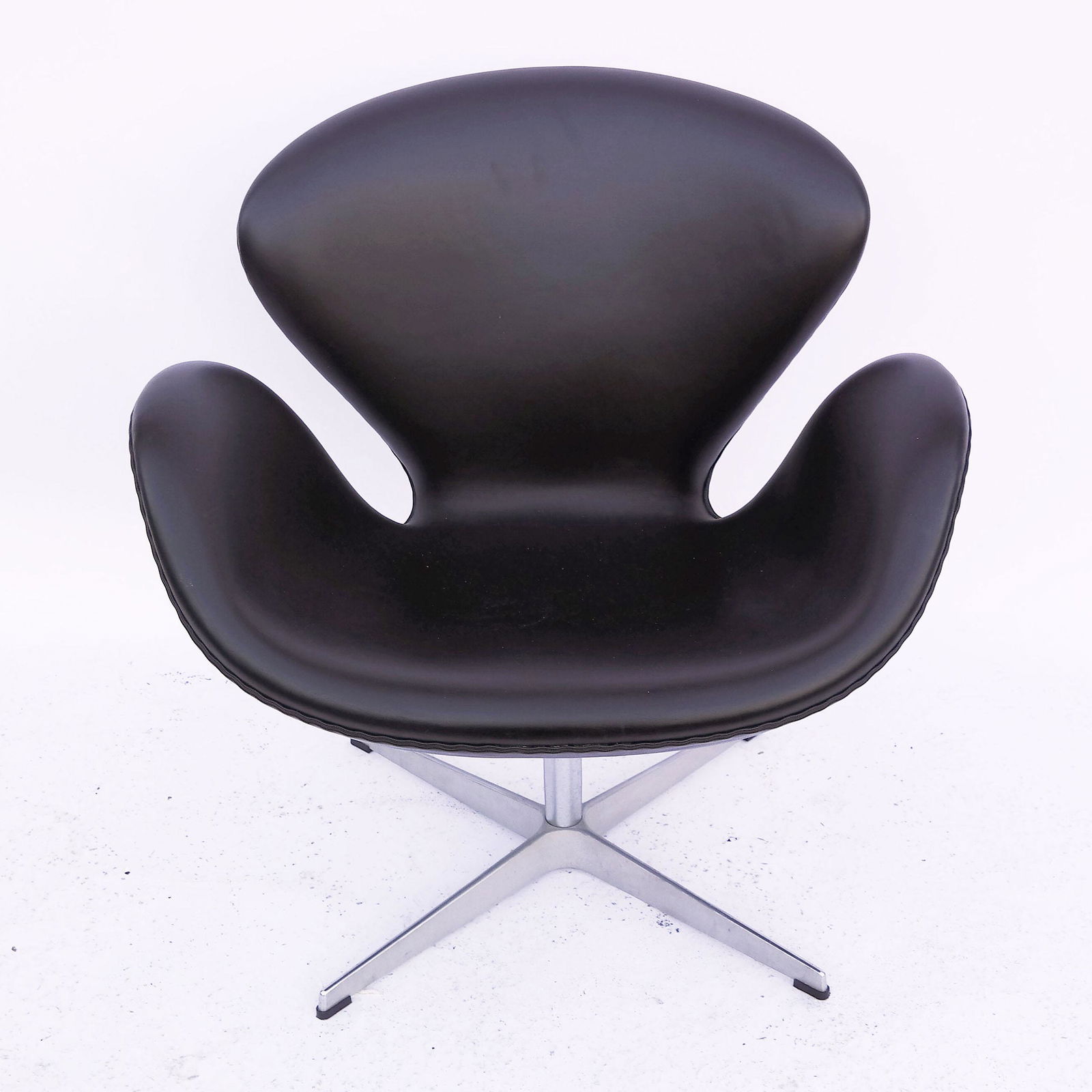 Arne Jacobsen Swan Chair (1 of 7)