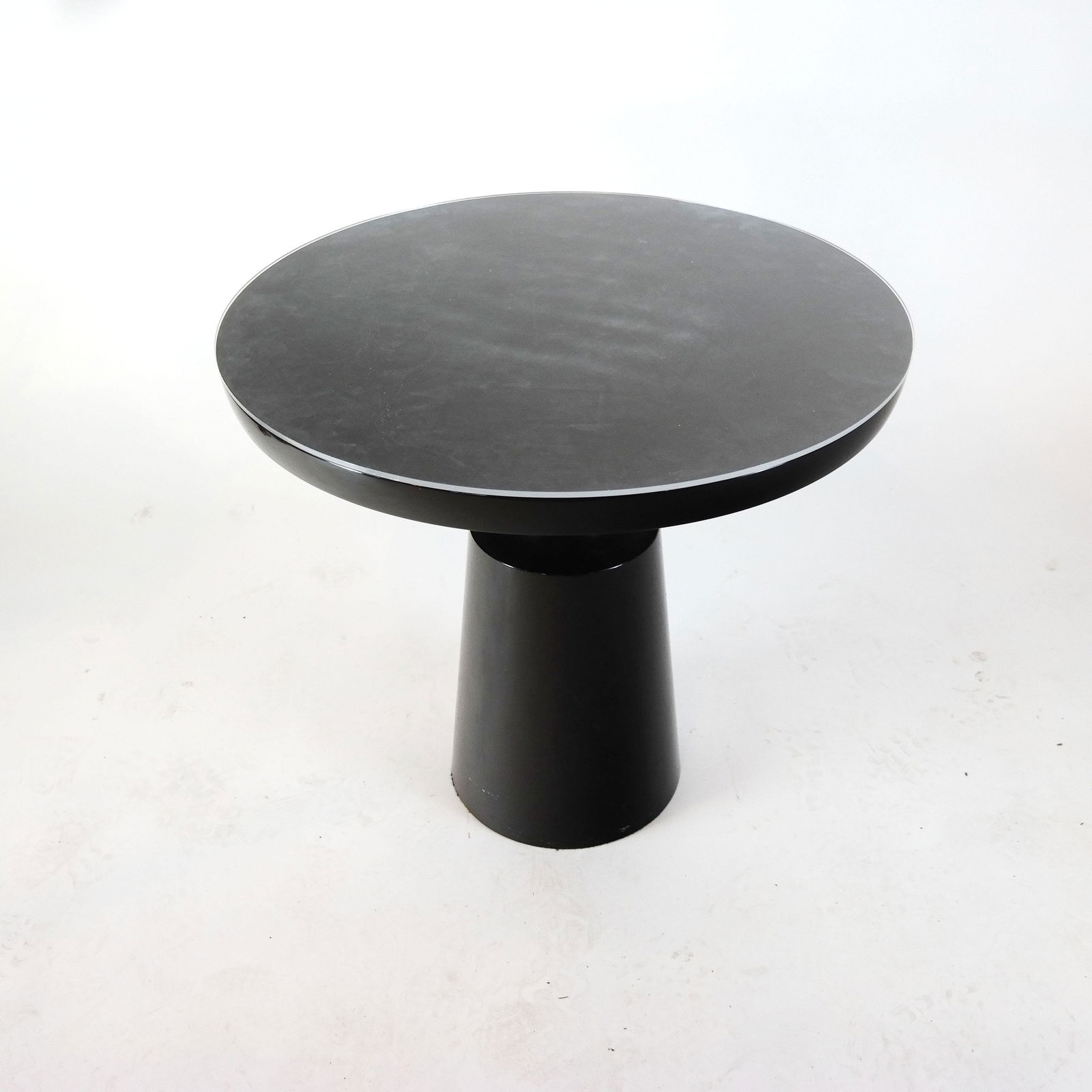Contemporary Round Pedestal Table (1 of 7)