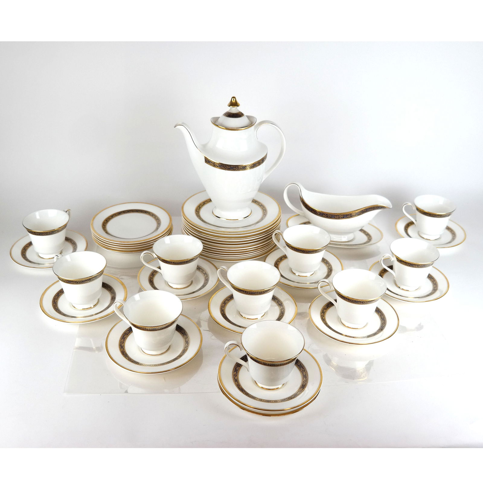 Royal Doulton "Harlow" Partial Dinner Service (1 of 20)