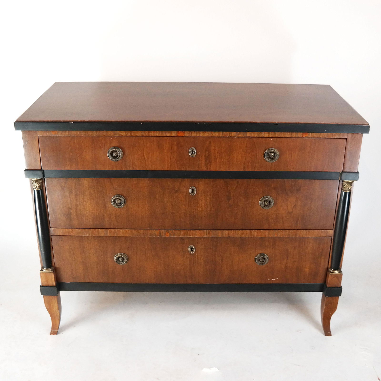 Federal-Style Mahogany Chest of Drawers (1 of 10)