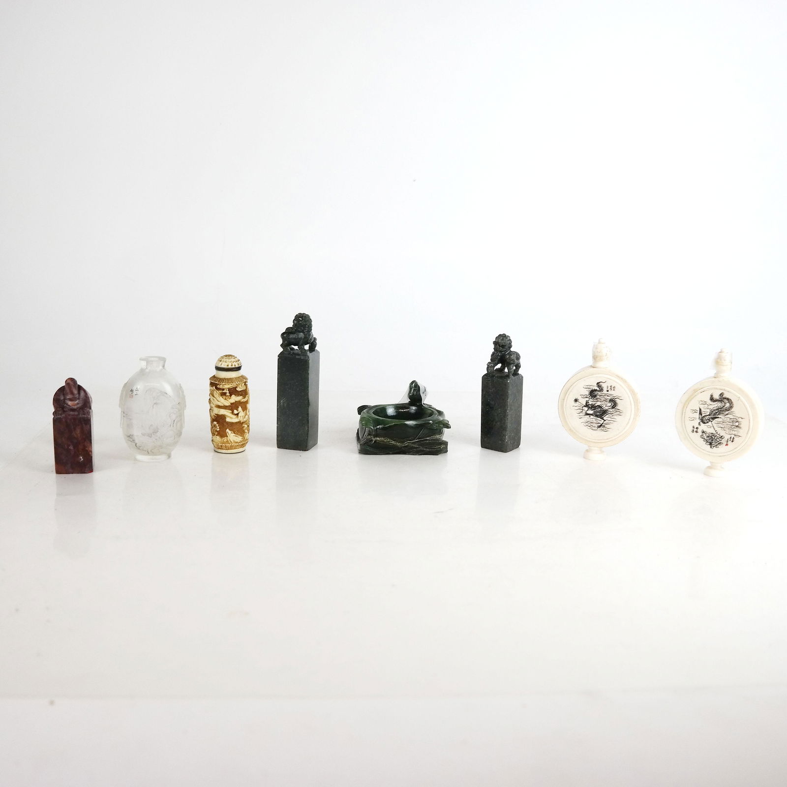 8 Assorted Chinese Snuff Bottles & Seals (1 of 17)