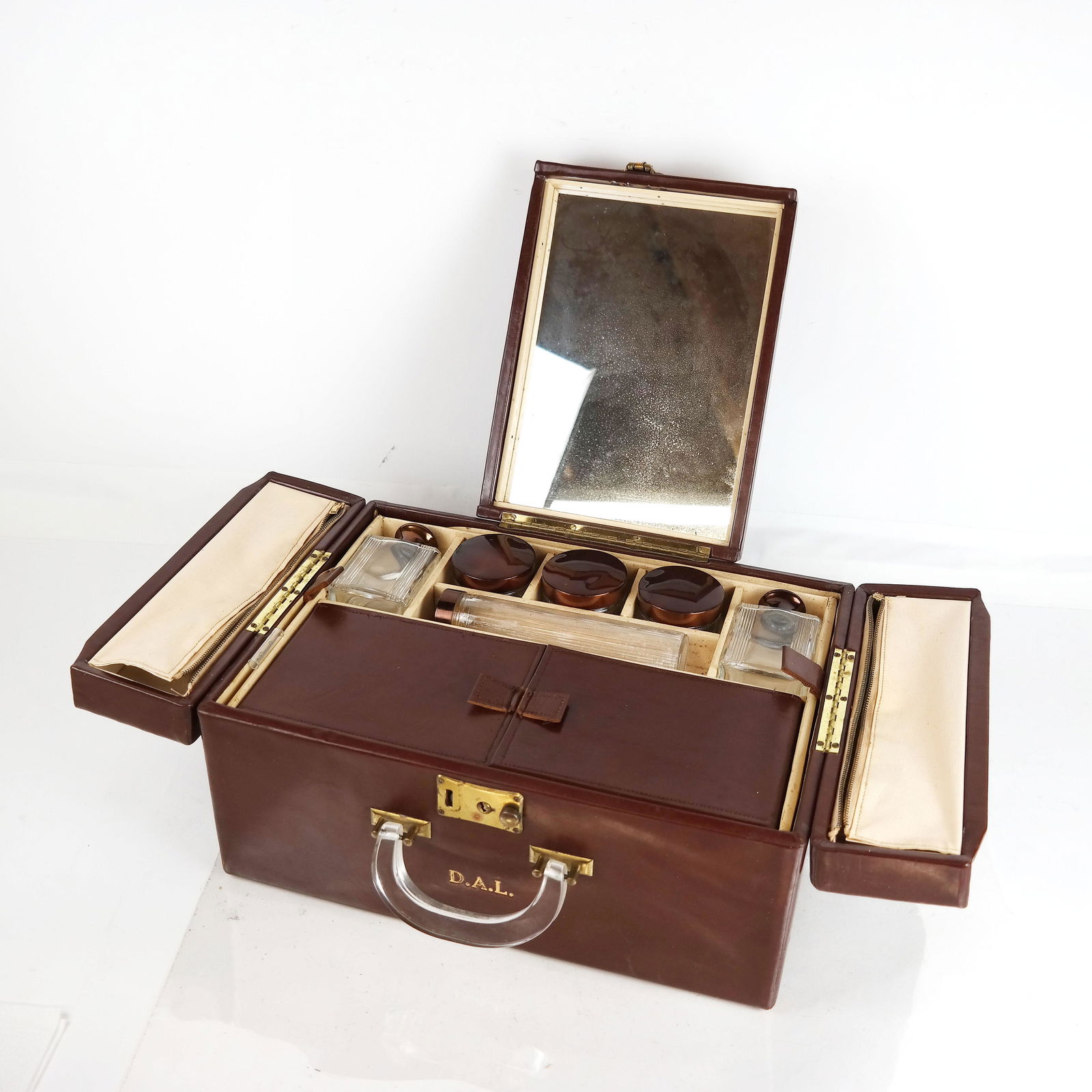 Vintage Ladies Leather Make-Up Travel Case (1 of 6)