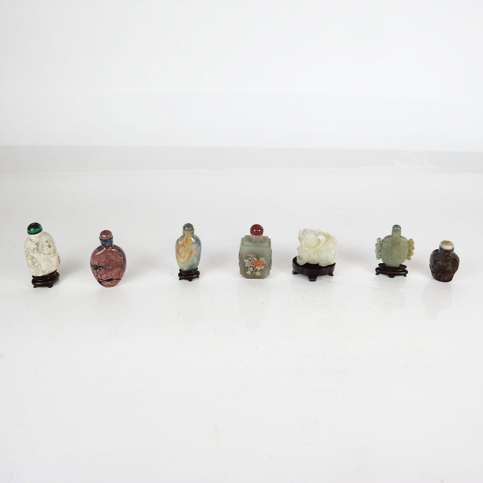 Six Snuff Bottles & White Jade Foo Dog (1 of 20)