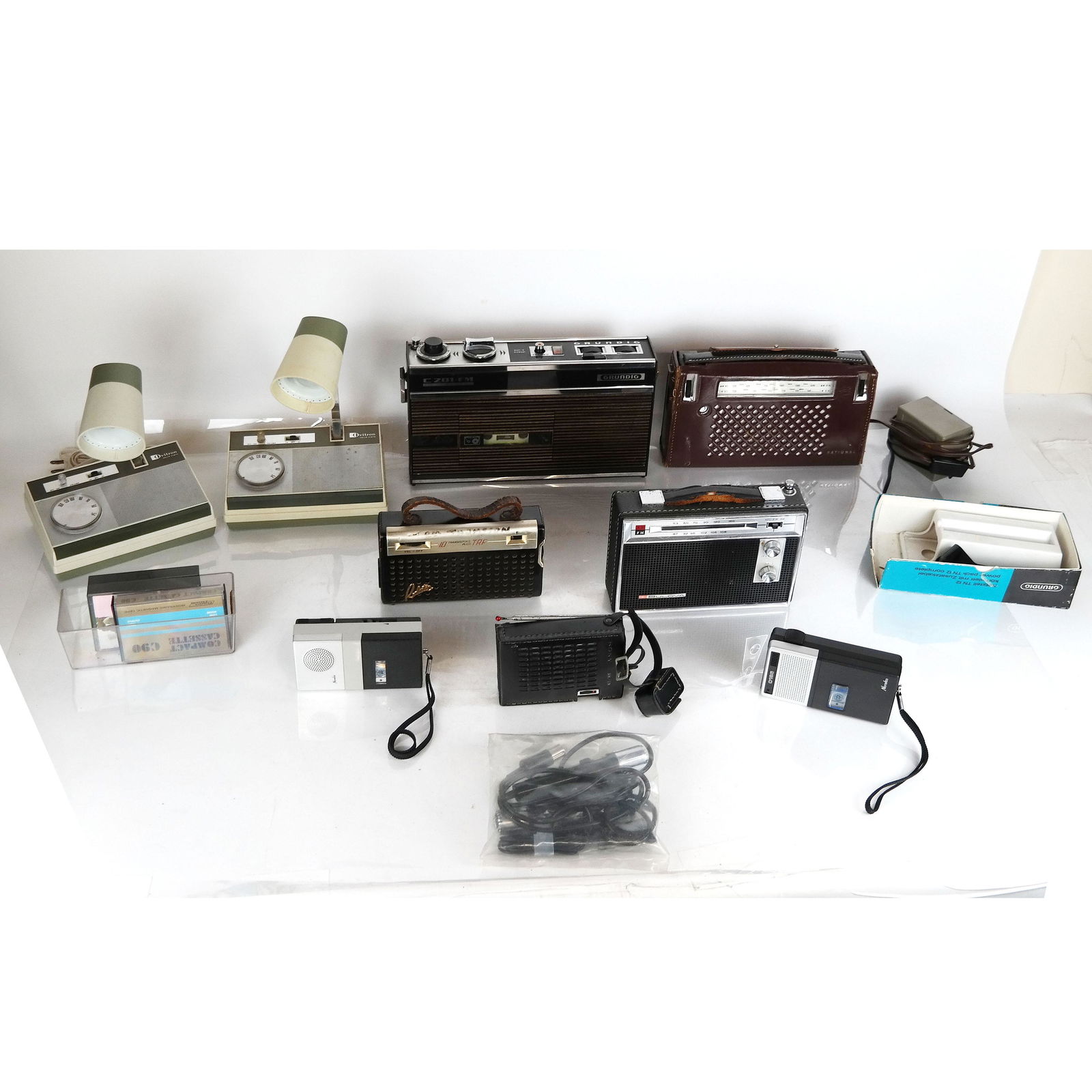 Assorted Vintage Electronics (1 of 15)