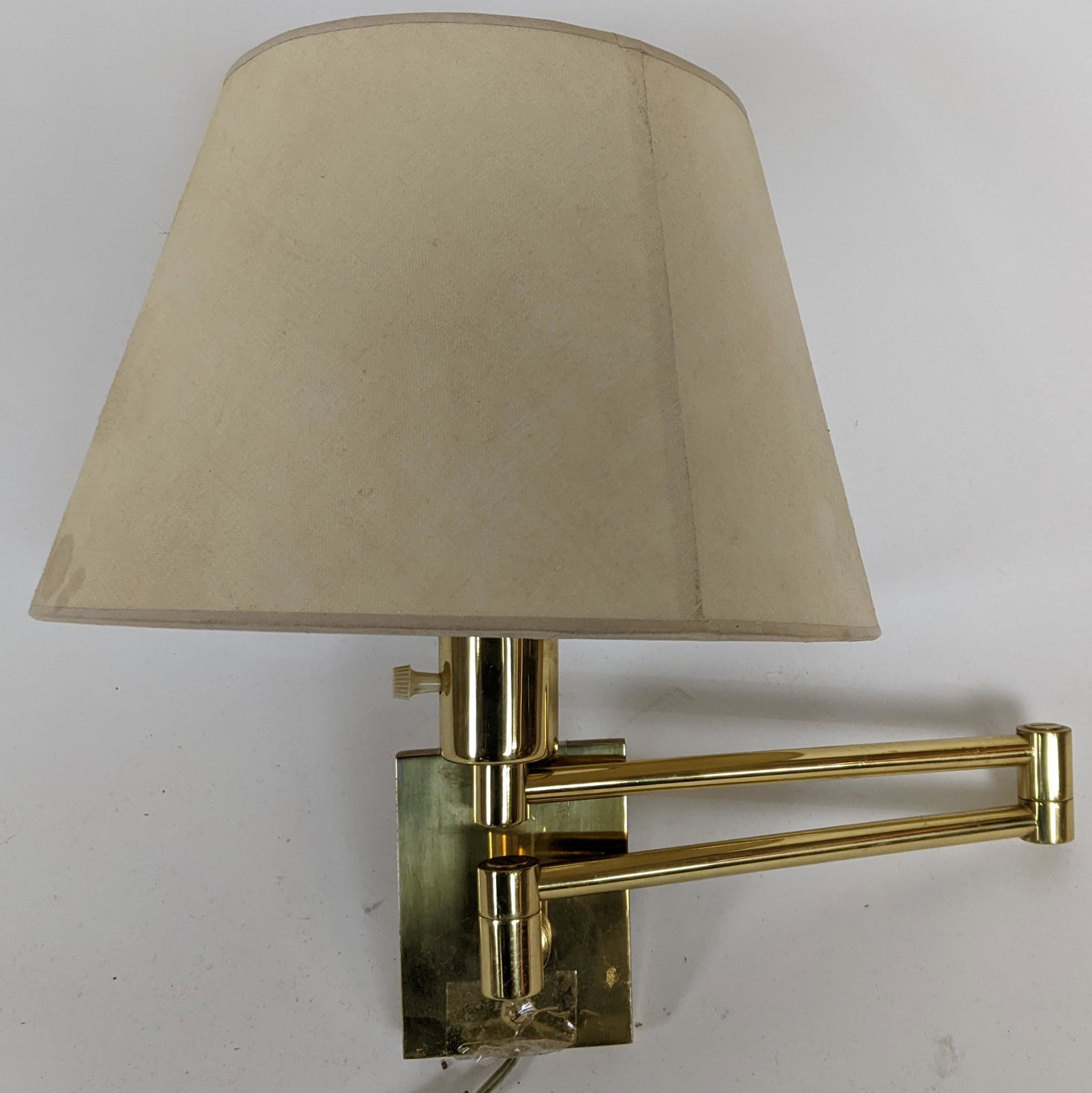 Hansen Brass Ratchet Lamp: George Hansen Metalarte ratchet lamp, made in Spain. [13' H x 3 1/2" W x 4 1/2" D]. In good condition.