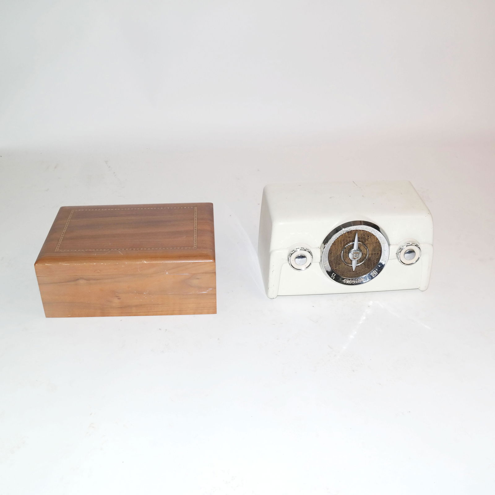 Vintage Radio and Poker Chip Set (1 of 7)