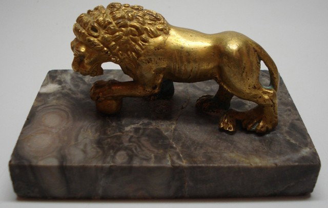 Bronze Dore Lion on Marble Plynth: Bronze Dore Lion on Marble Plynth Measurements: