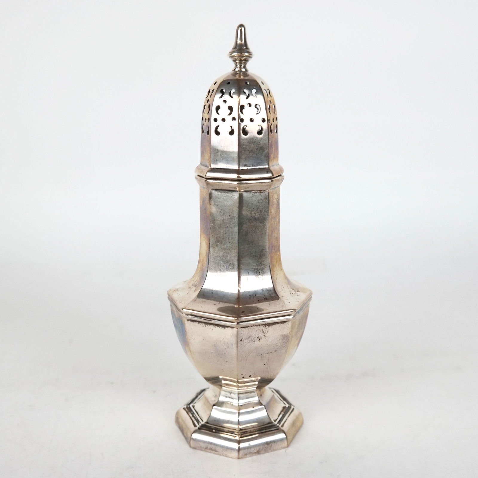 English Silver Caster (1 of 12)