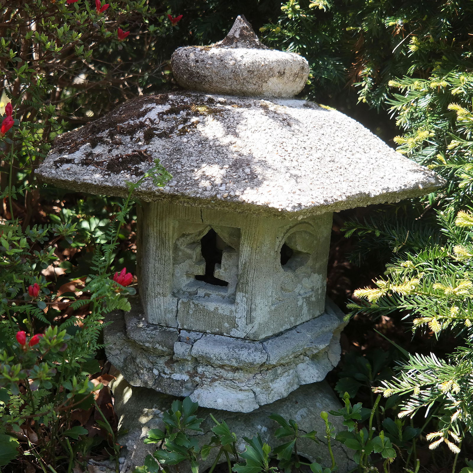 Concrete Pagoda Form Light Post (1 of 6)