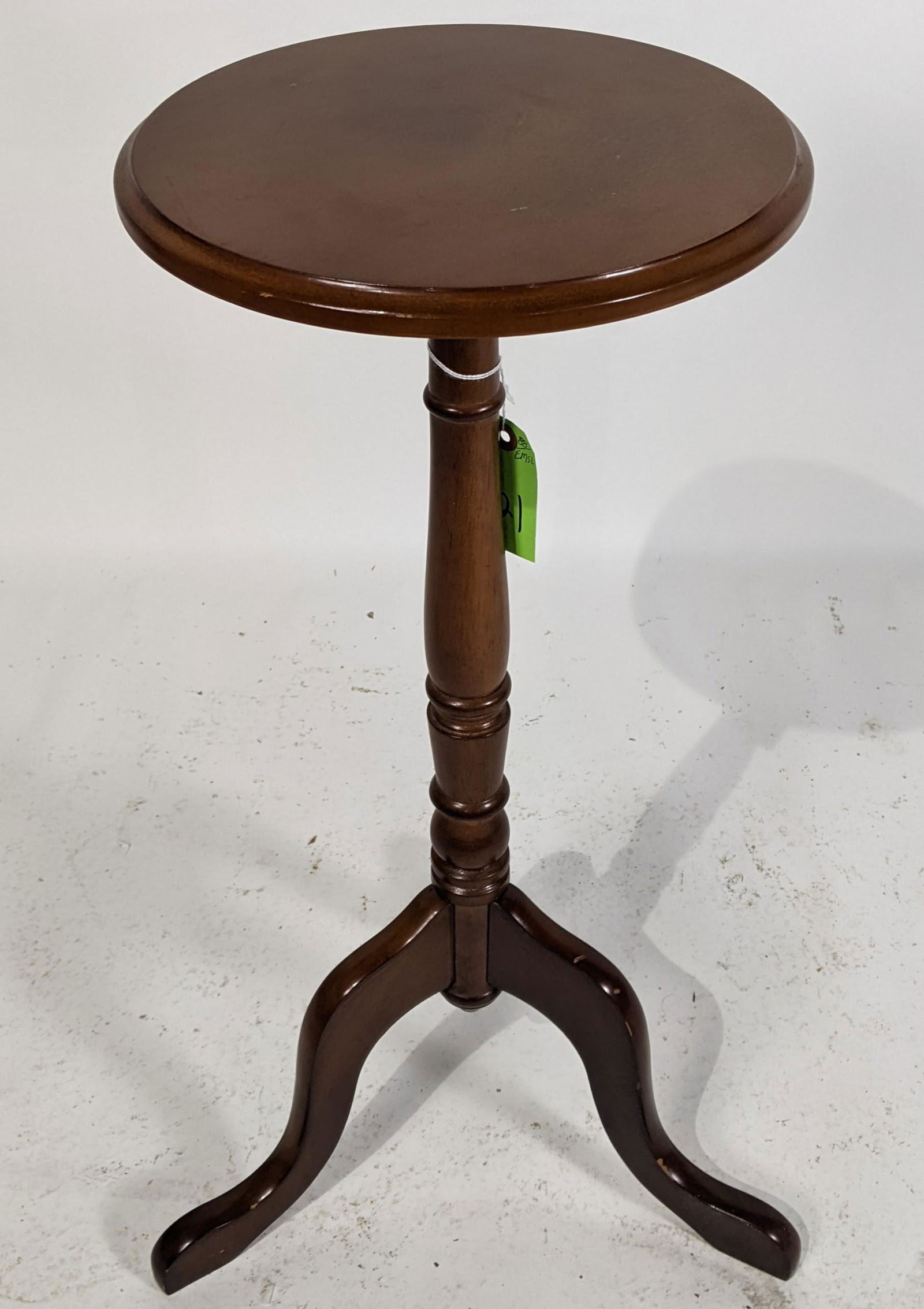 Queen Anne-Style Tea Table / Candle Stand (1 of 7)