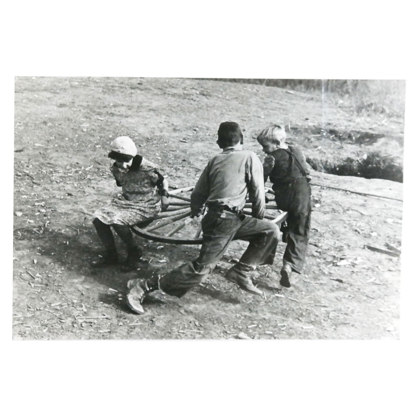 Carl MYDANS: "Replacing Shoes" - Gelatin Print (1 of 4)
