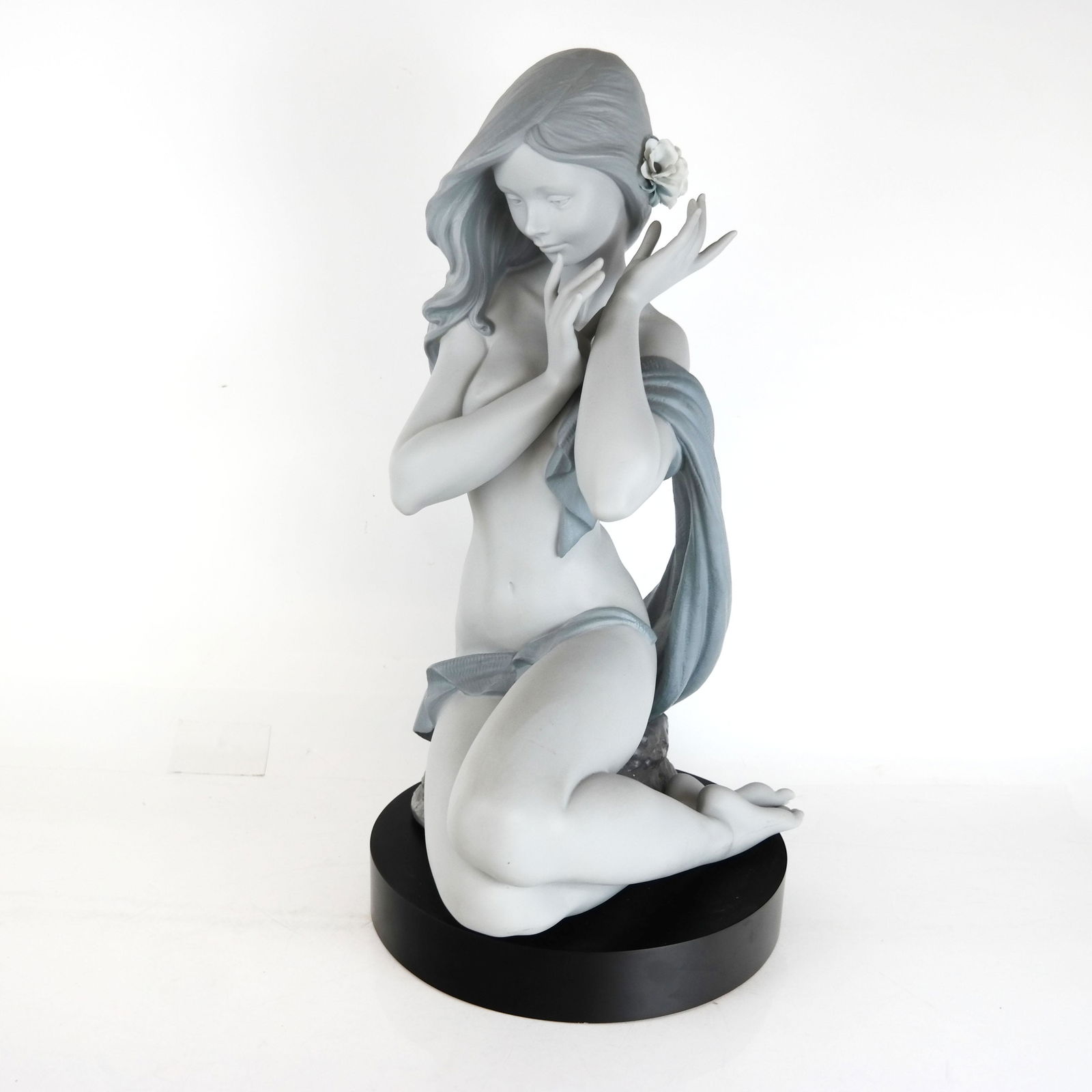 Lladro "Candida Luz de Luna" Porcelain Figure (1 of 19)