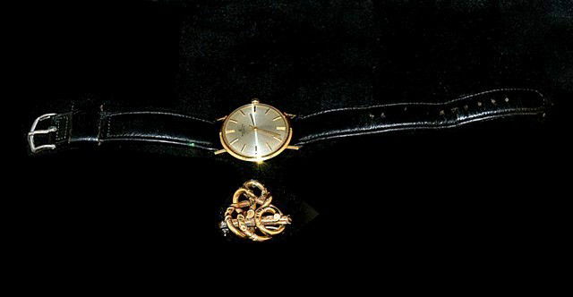 Men's Wristwatch Breitling & Pin: With a leather band.