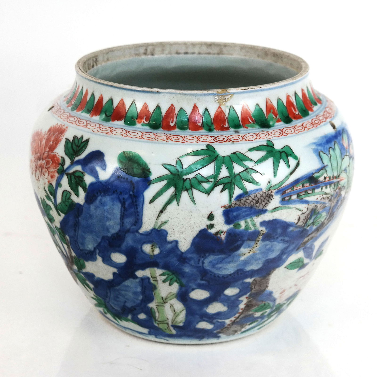 Chinese Polychrome Porcelain Jar (1 of 10)