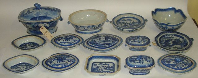 Chinese "Willow" Dinnerware 14 Pieces: Blue and white dinnerware "Willow" tureens and bowls, 14 pieces.