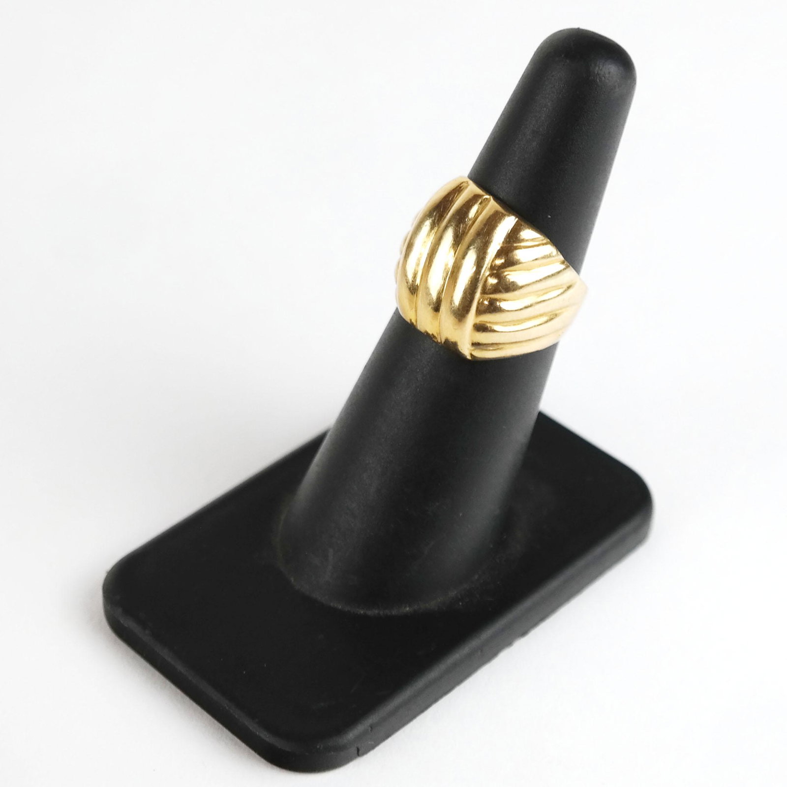Vintage 18K Yellow Gold Ladies Ring: 18k yellow gold ladies ring. 3.9 grams. Size 5 3/4. Vintage, shows wear.