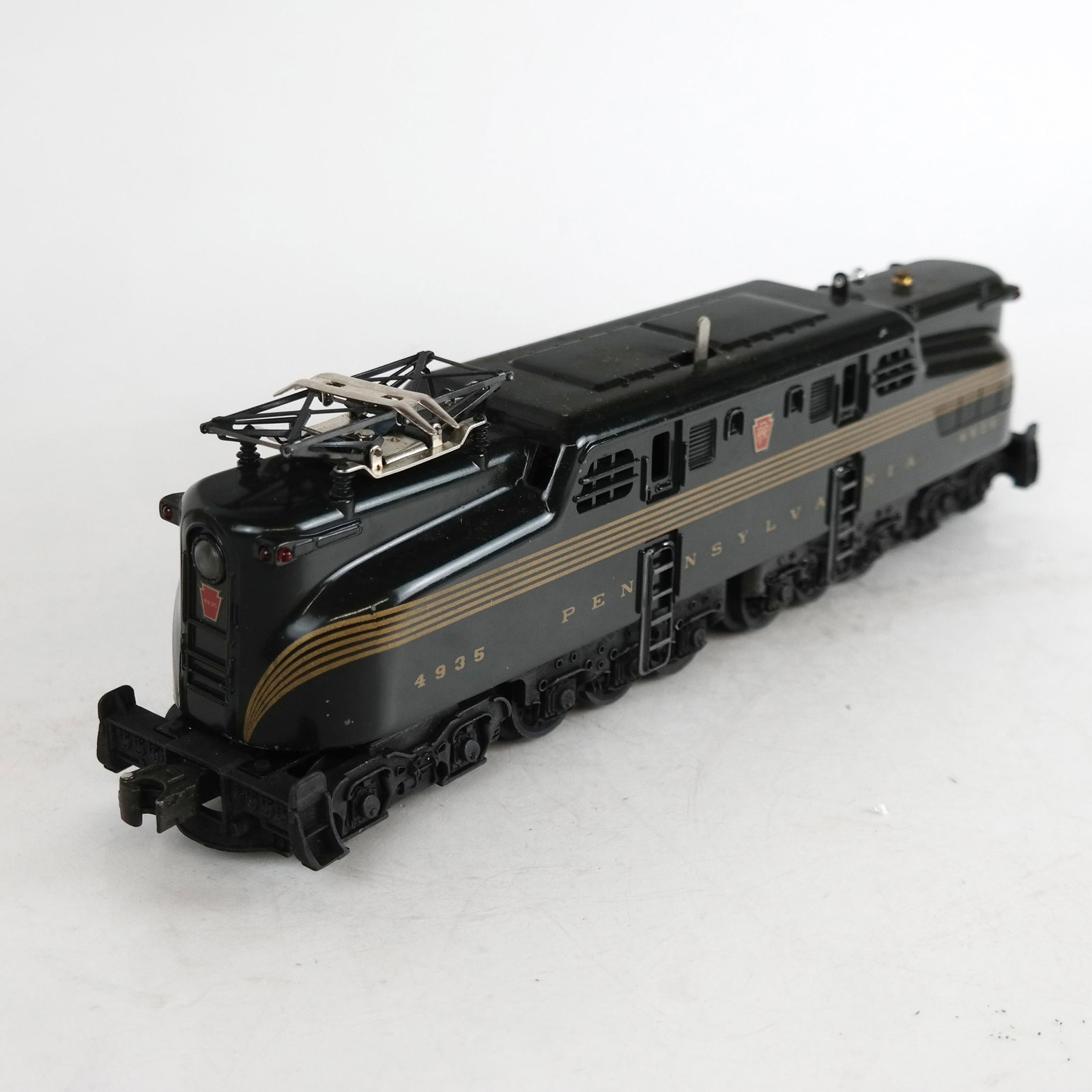 Lionel Pennsylvania GG-1 Train Engine: Lionel Pennsylvania GG-1 train engine 6-8150, in original box. [Box: 6 1/4" H x 16 3/4" W x 5" D]. Light signs of use and wear, not tested.