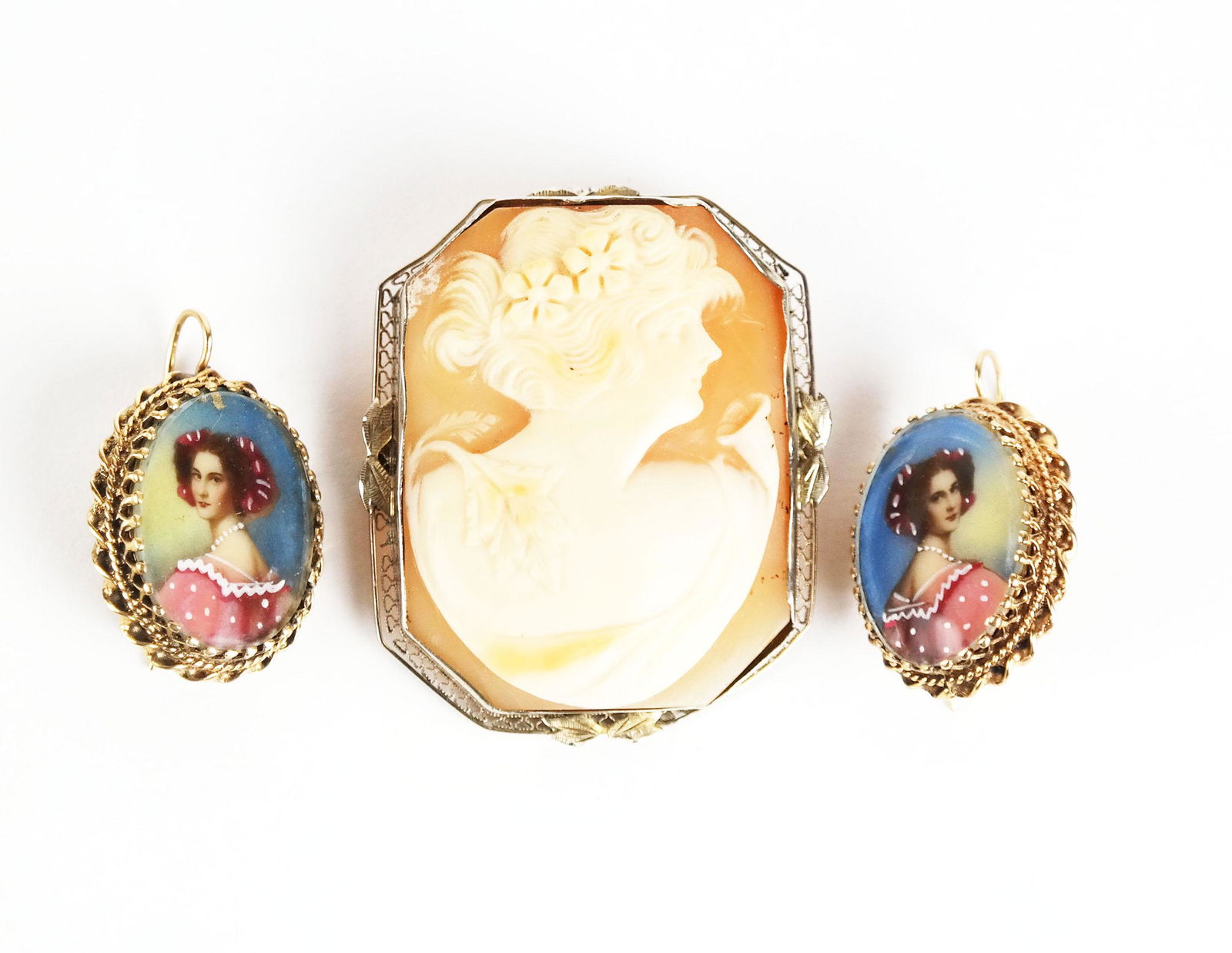 Vintage Cameo Pin & a Pair of Earrings (1 of 9)