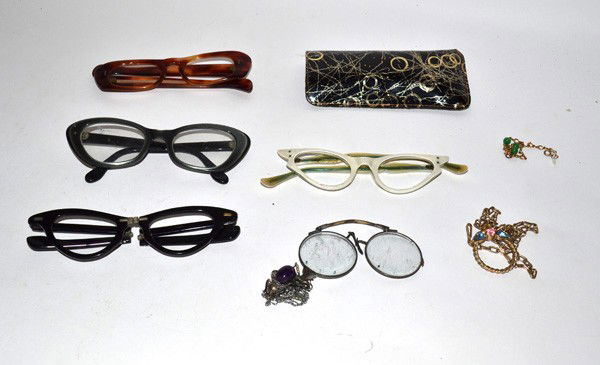 Lot of Eyeglass Frames: Lot of eyeglass frames.