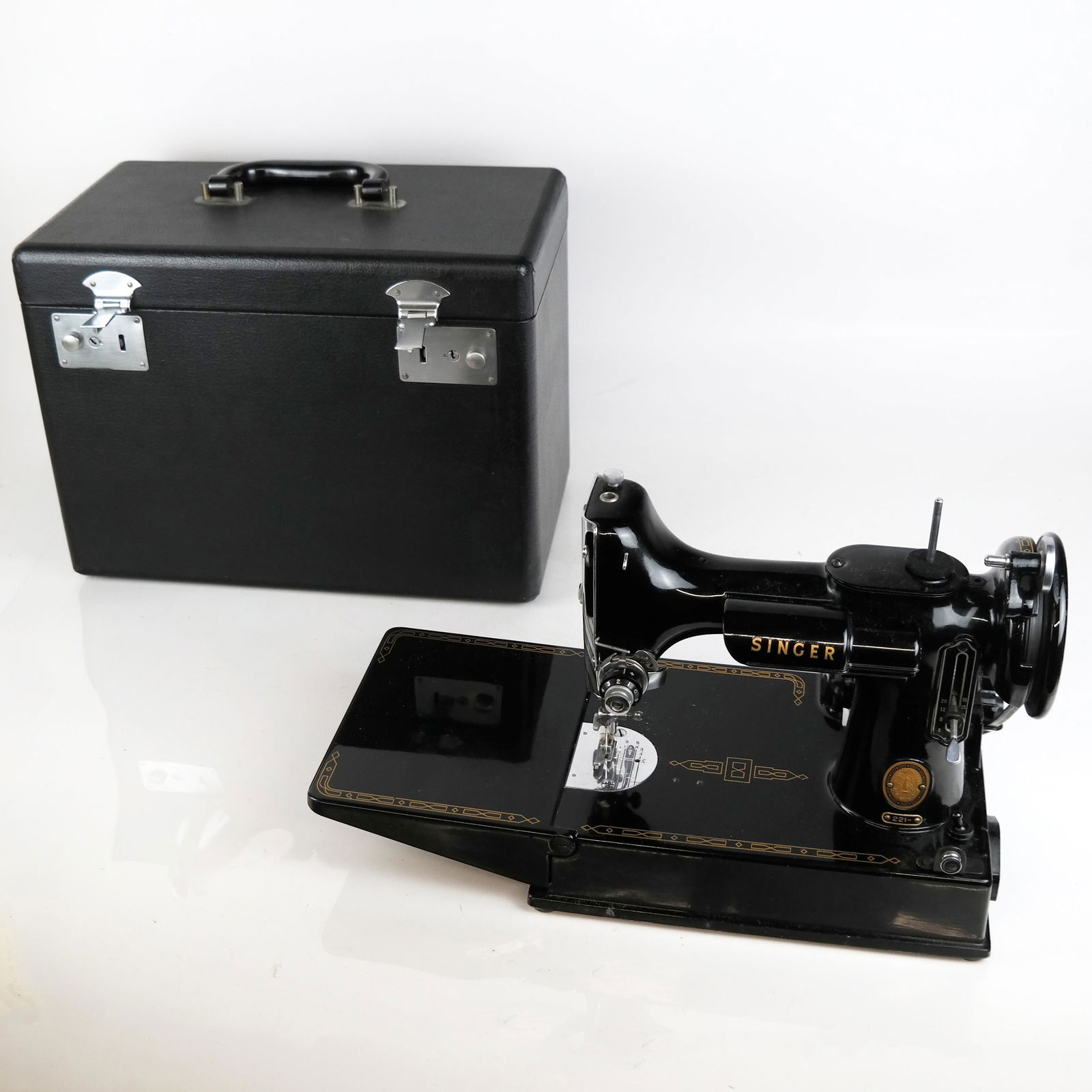 Vintage Singer "Featherweight" Sewing Machine (1 of 18)