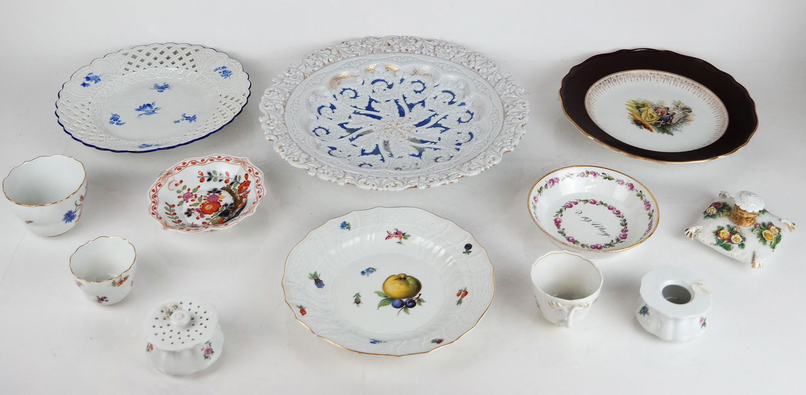 12 Meissen or Meissen-Style Porcelain Articles (1 of 9)