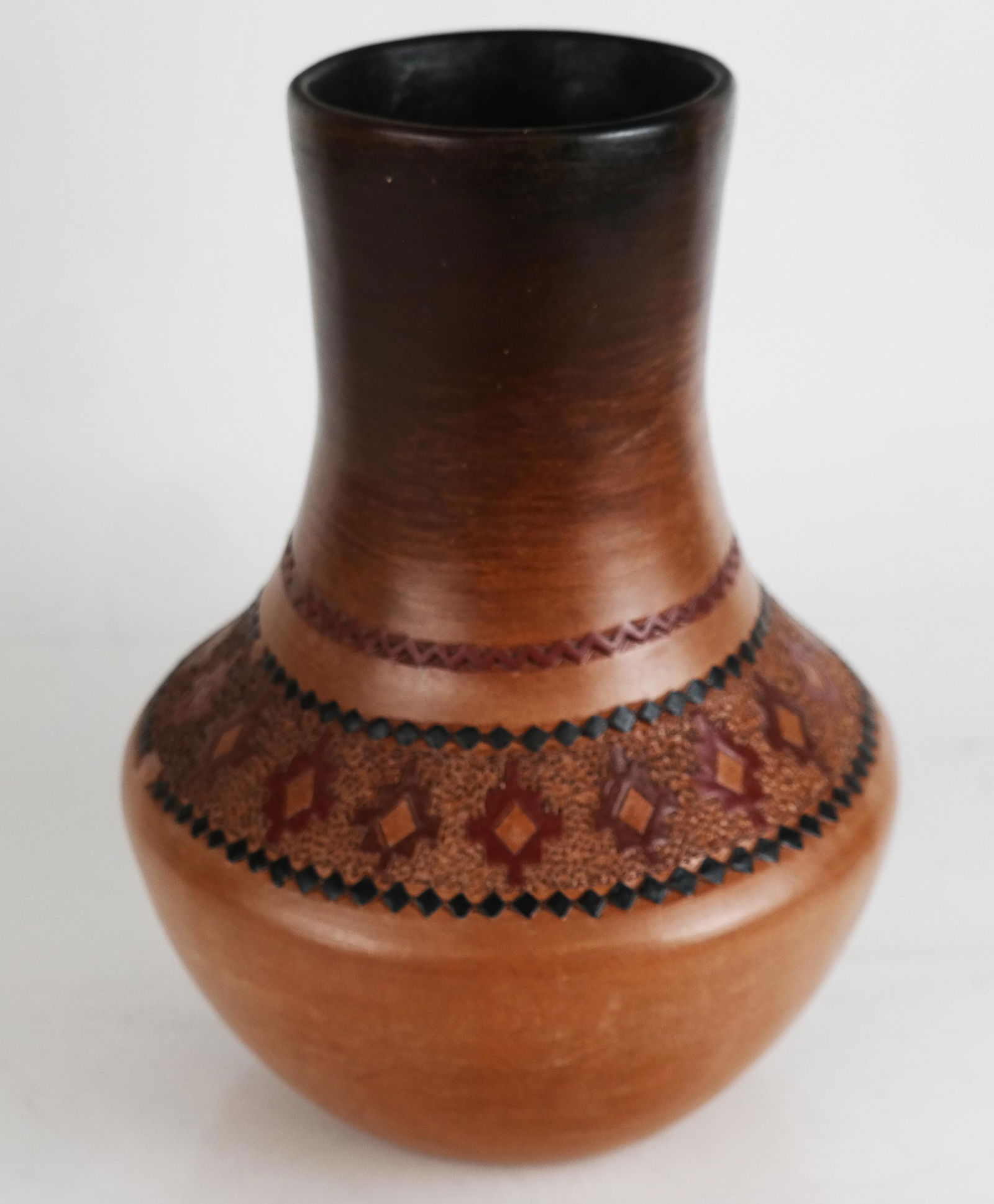 Lorraine WILLIAMS: Navajo Pottery Vase (1 of 6)
