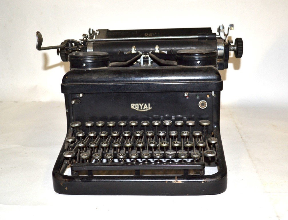 Vintage Machine-Age Royal Manual Typewriter: Vintage machine age Royal manual "Qwerty" typewriter. Minor wear consistent with age, otherwise in good vintage condition. 10.5" W x 14.5" D x 9.5" H.