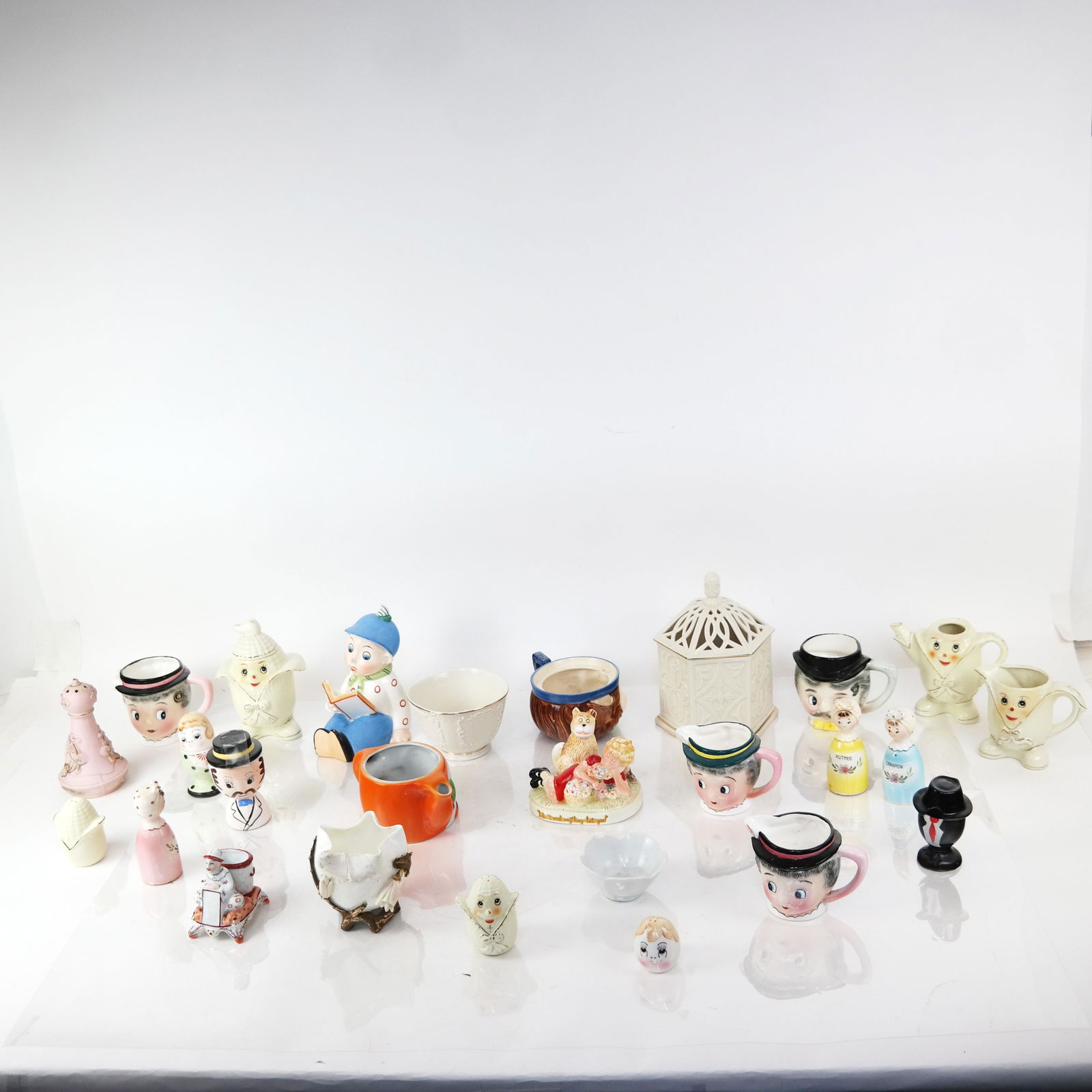 Assembled Group of 24 Porcelain Tableware (1 of 11)