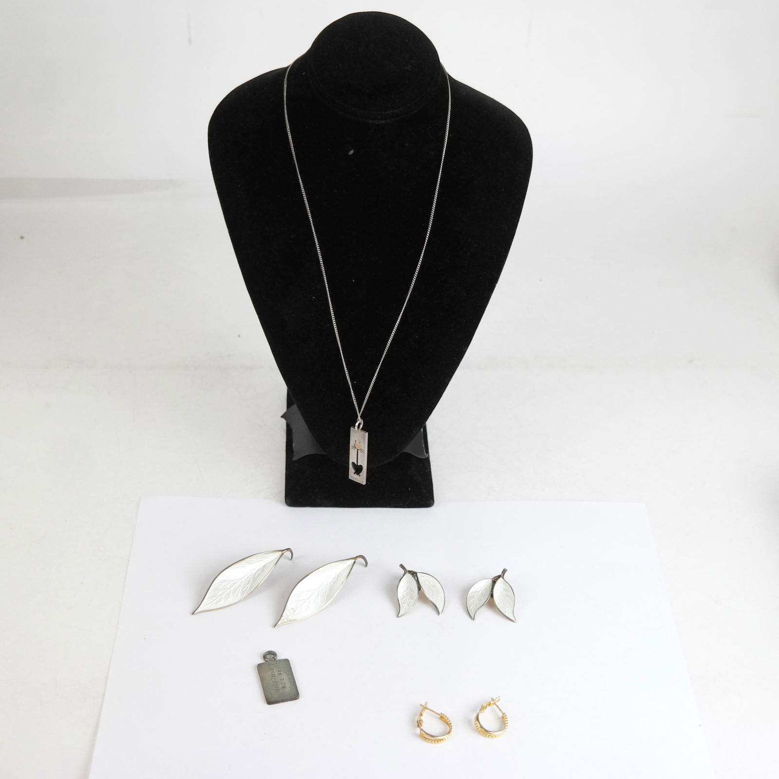 Assorted Silver & Gold Plated Jewelry (1 of 15)