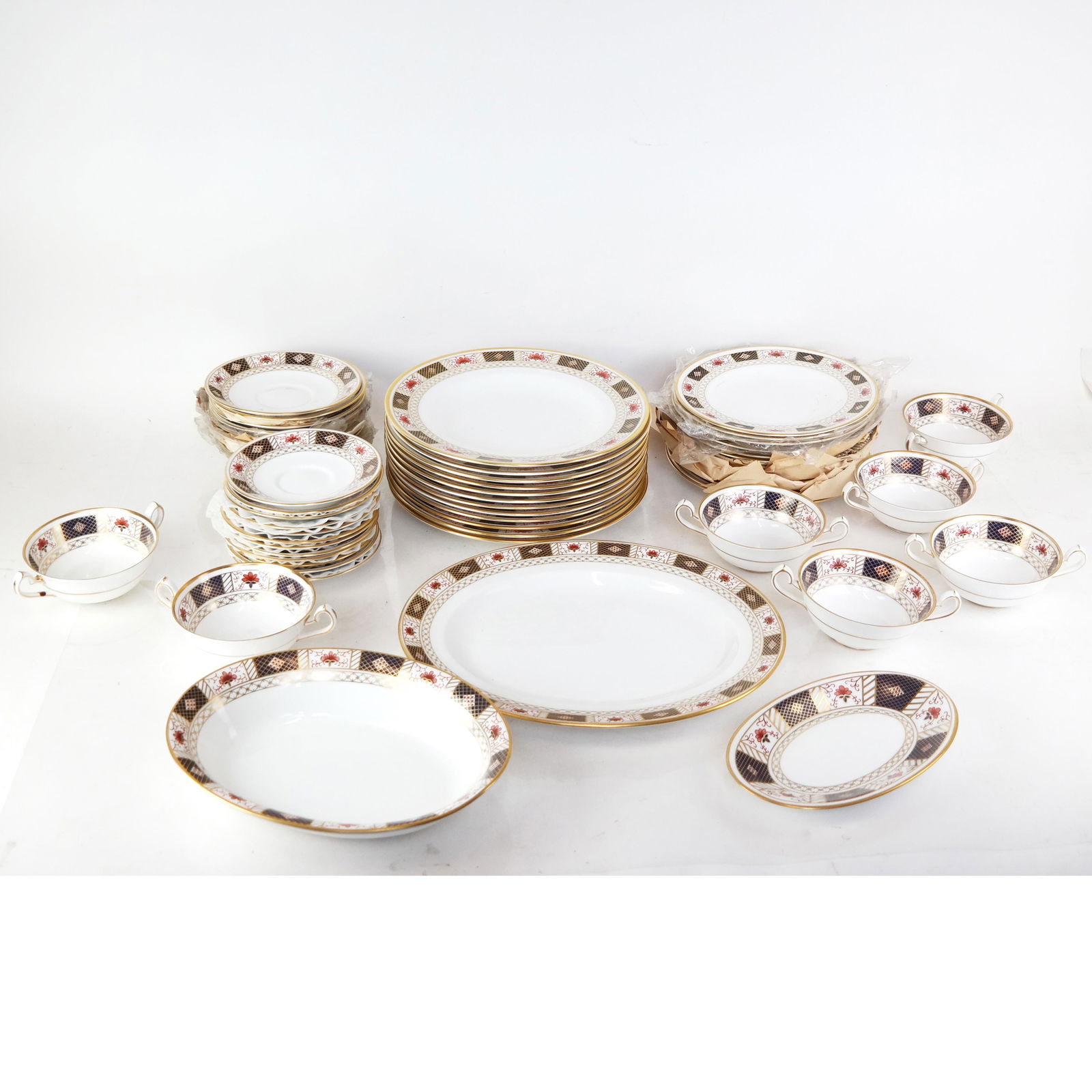 Royal Crown Derby English Partial Service (58 Pcs) (1 of 14)