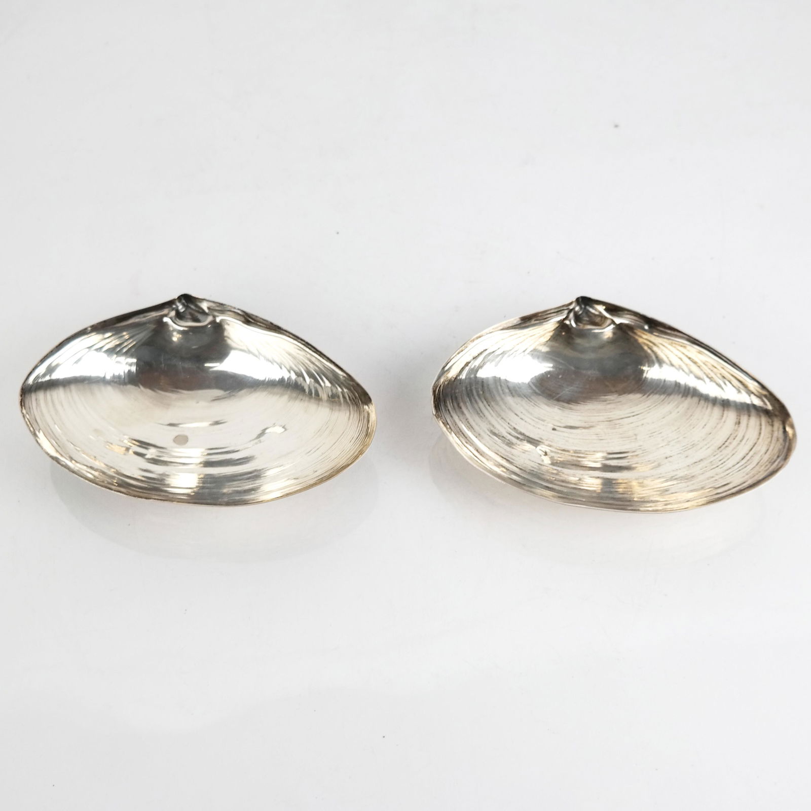 Pair of Wallace Sterling Silver Shell Dishes (1 of 8)