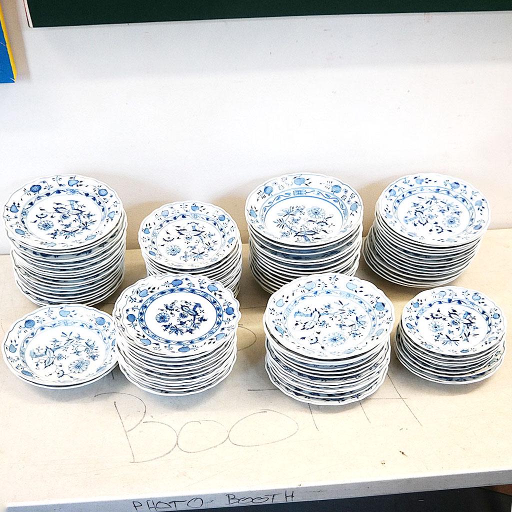 Meissen Porcelain "Blue Onion" Group (102 Pcs) (1 of 10)