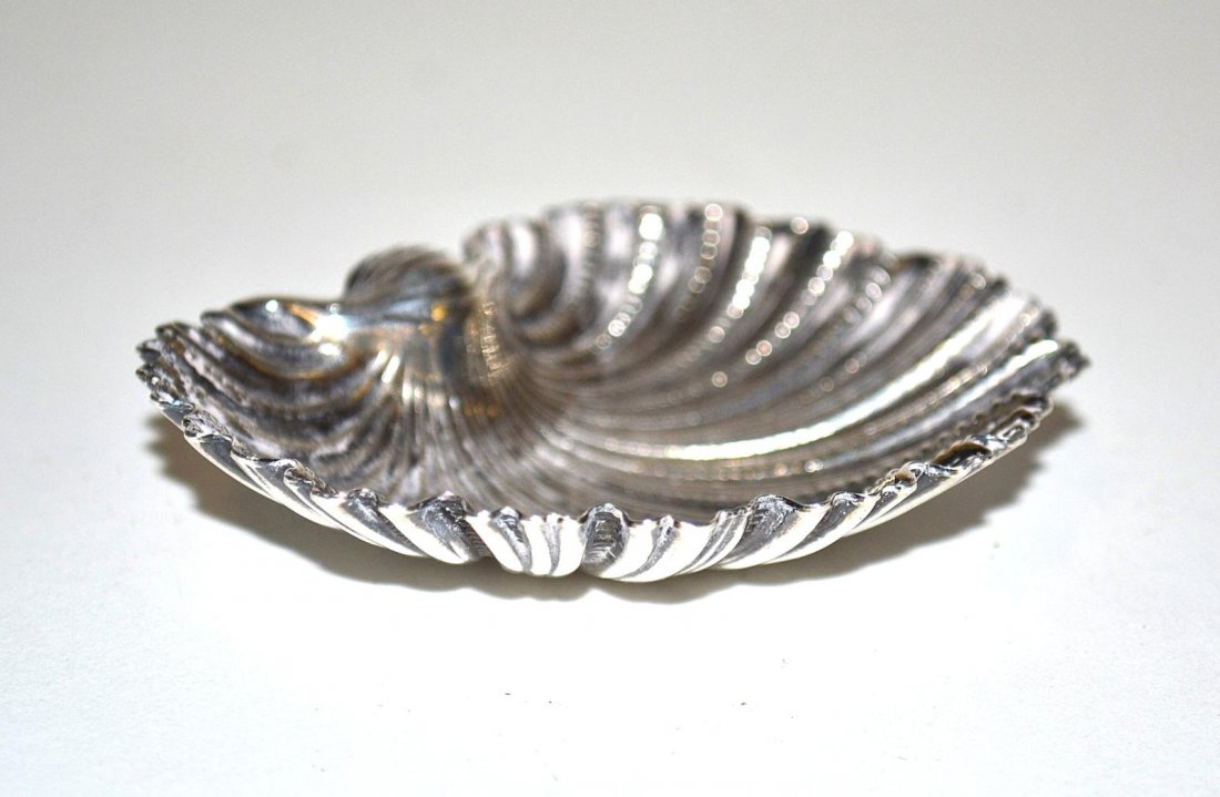 Two Buccellati Silver Dishes: One leaf, one shell-form dish by Buccellati. 4.6 oz inclusive.