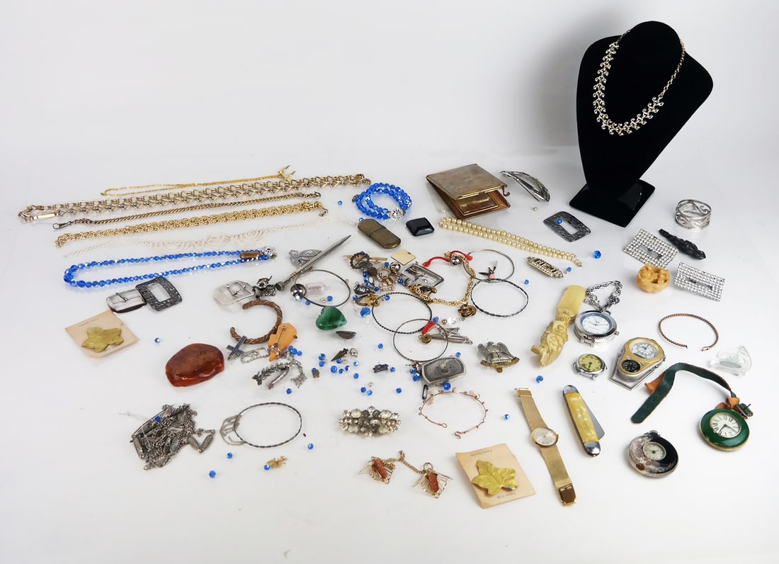 Large Lot of Costume Jewelry: Large lot of costume jewelry, including watches, bracelets, chains, etc.