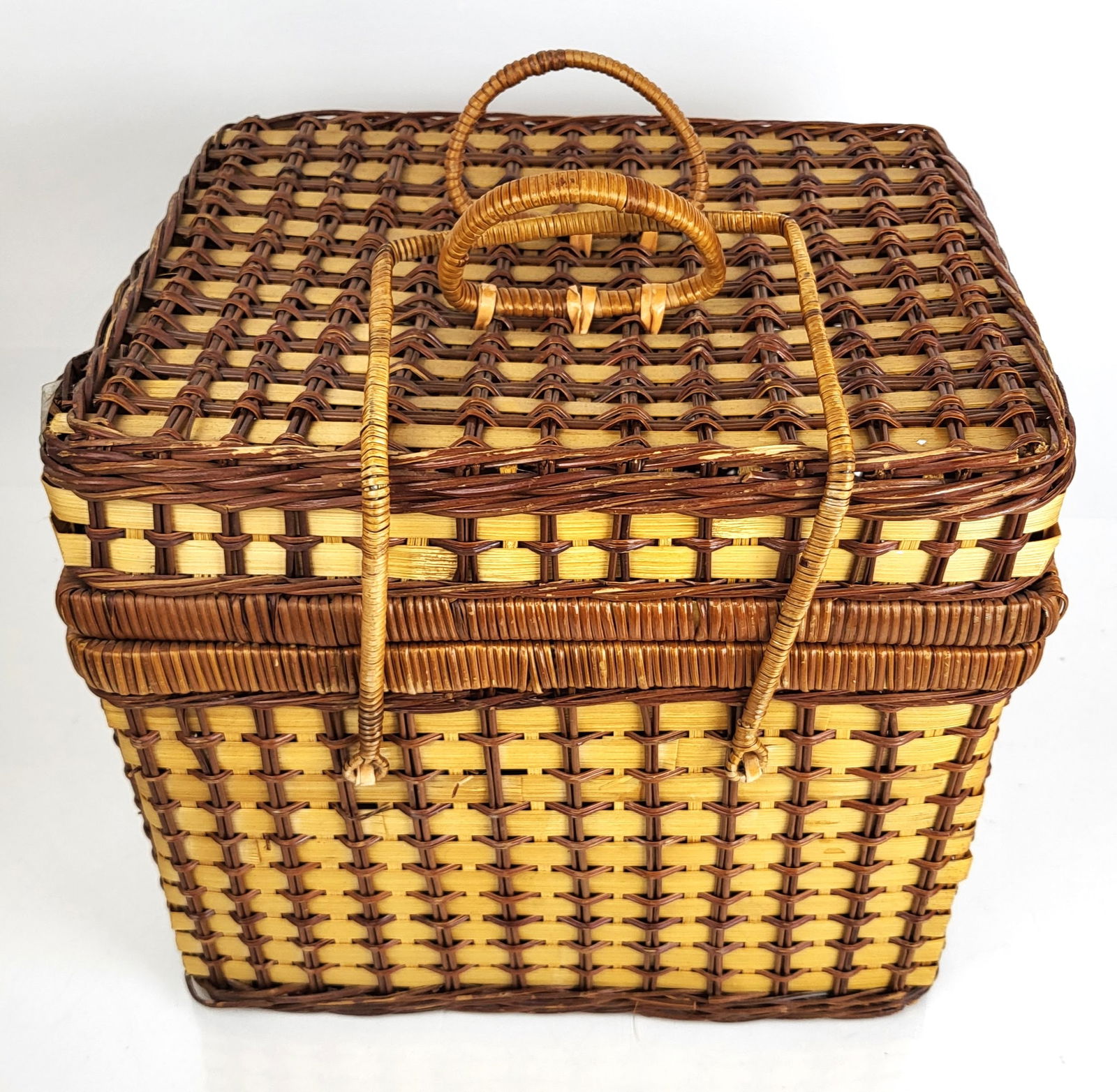 Woven Wicker Picnic Basket (1 of 8)
