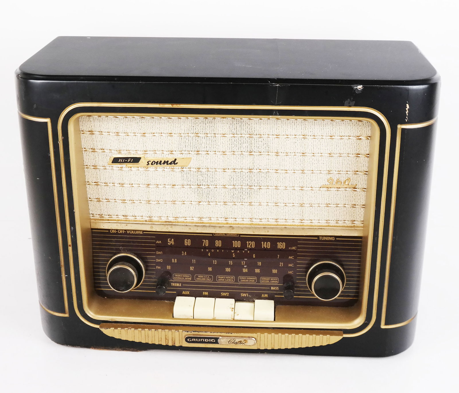 Grundig "Classic 960" Radio, Circa 1997: Grundig "Classic 960" radio, circa 1997, with vintage-style design. [11 1/2" H x 15 1/2" W x 6 7/8" D]. Tuner currently receiving; case with cracks and losses.