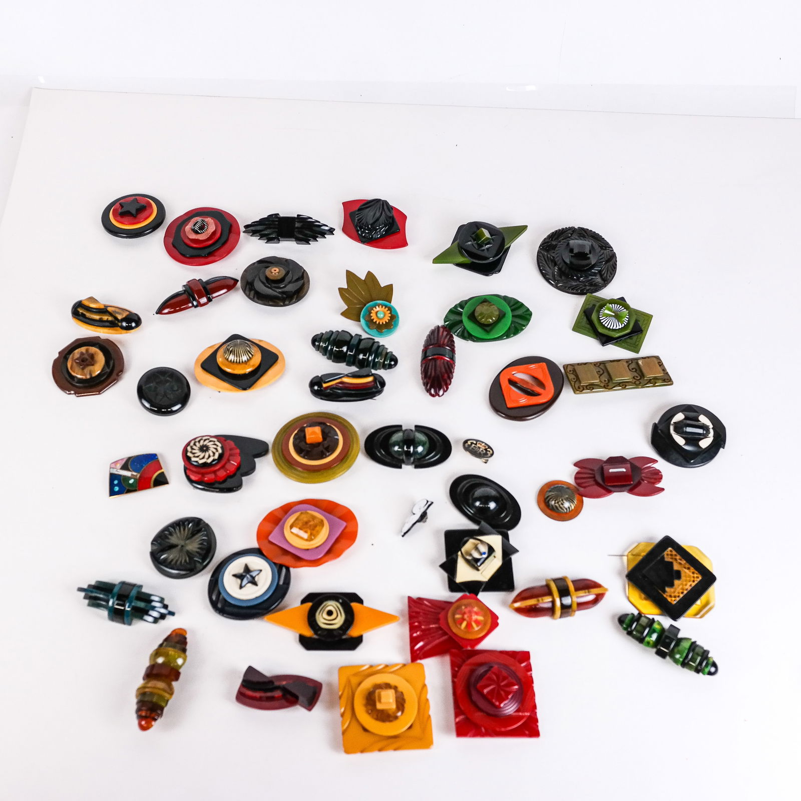 Assorted Bakelite Pins and Brooches (1 of 8)