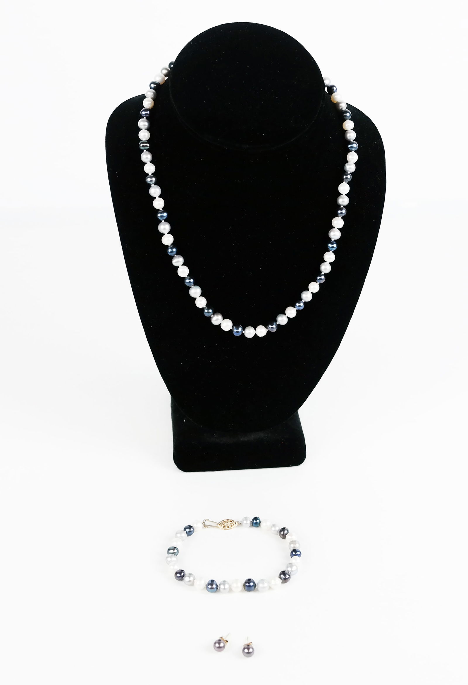 Necklace, Bracelet and Pair of Earrings (1 of 8)