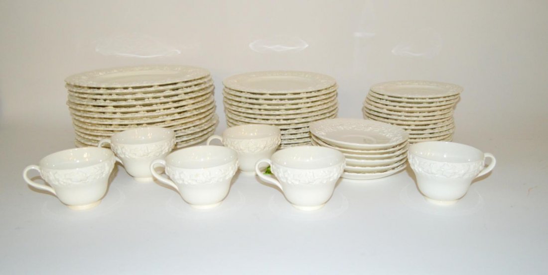 Wedgwood Etruria Queensware Dinner Service: Comprises: 12 dinner plates, 12 bread and butter plates, six cups and six saucers, as well as 12 dessert plates. In good condition. 48 items total.