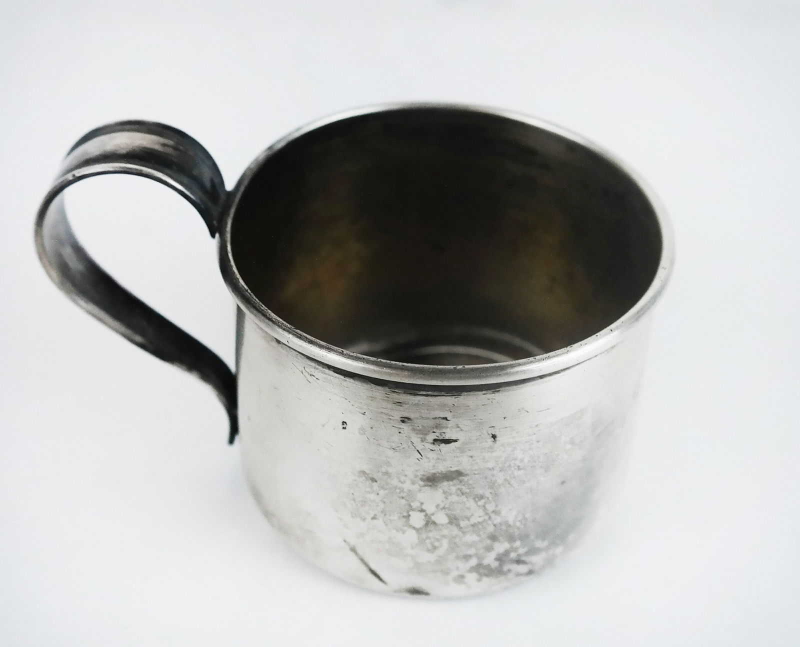 Frank Whiting Sterling Silver Cup: Vintage one-handled sterling silver cup by Frank Whiting. 1.9 ozt. [2" H]. Dent on base.