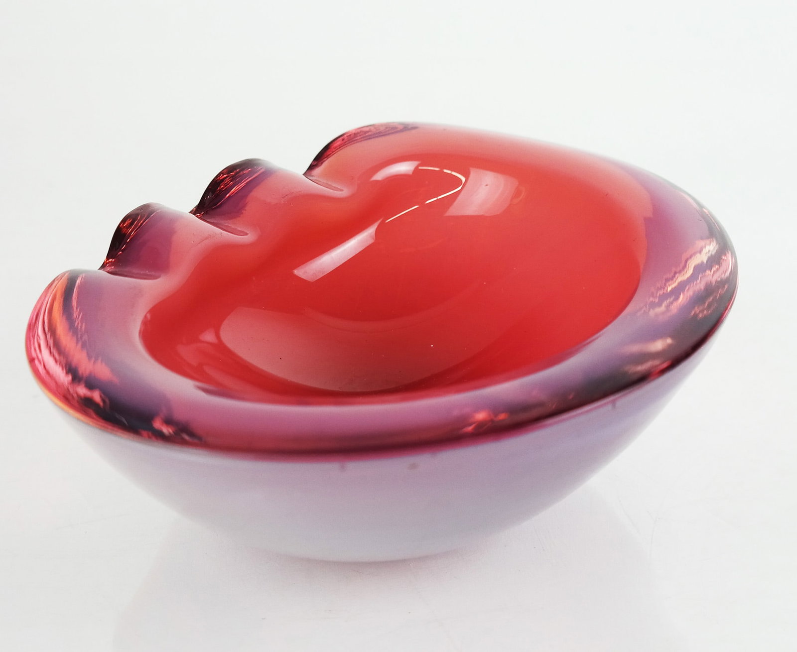 Mid-Century Modern Sommerso Glass Ashtray: A Mid-Century Modern Sommerso art glass ashtray in pink and white. [8" Diam.]. Provenance: From the Estate of Baroness Gabriele Langer von Langendorff.