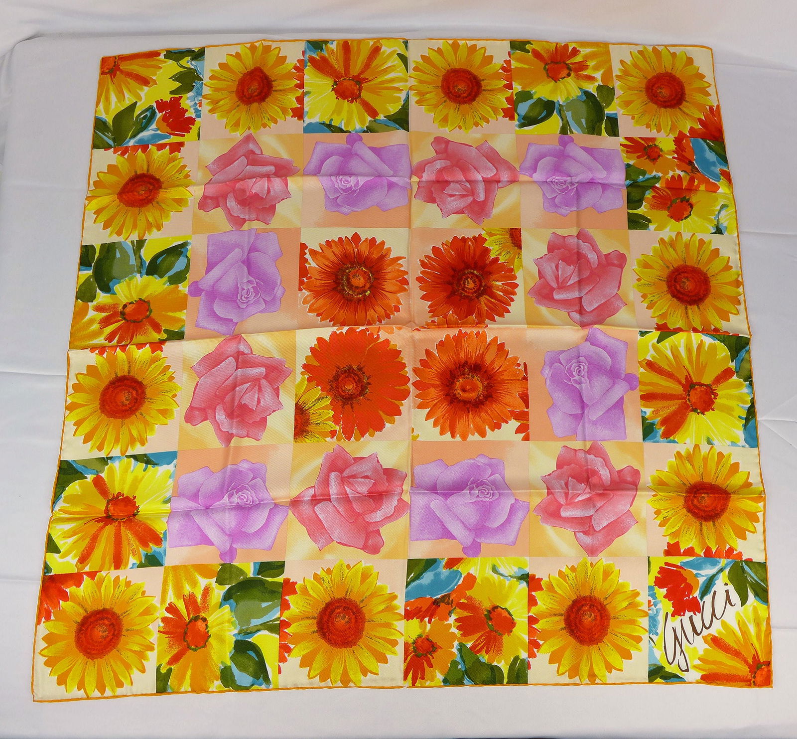 Vintage Gucci Italy Silk scarf New with tags and box "Flowers" (1 of 9)