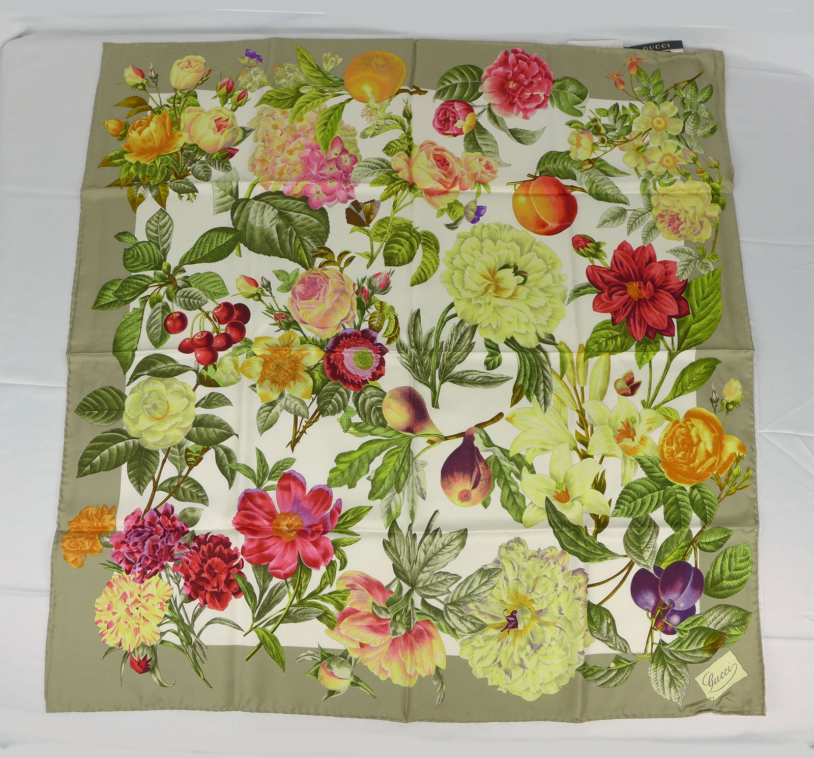Vintage Gucci Italy Silk scarf New with tags and box "Flower Blossoms" (1 of 8)